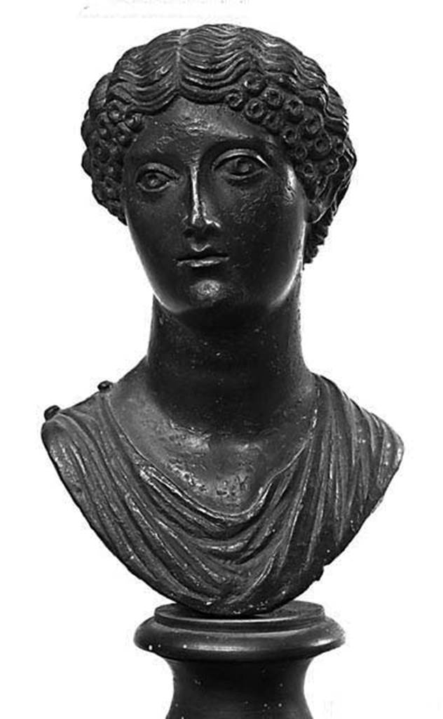 Villa dei Papiri, Herculaneum. Bronze female bust. Found in 1752, in the centre of room.
Now in Naples Archaeological Museum. Inventory number 5474.